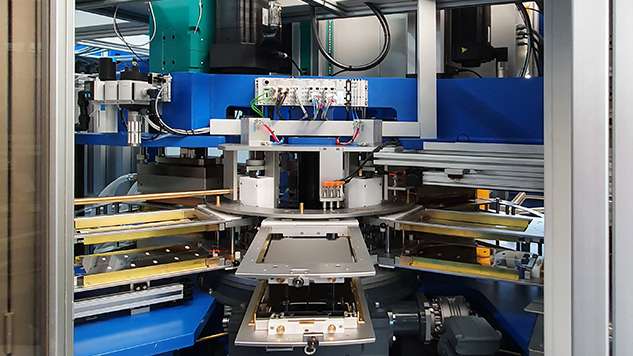 The new ZLSP system produces approx. 2,000 cards per hour – each one precisely 85.60 millimeters long, 53.98 millimeters wide and with rounded off corners